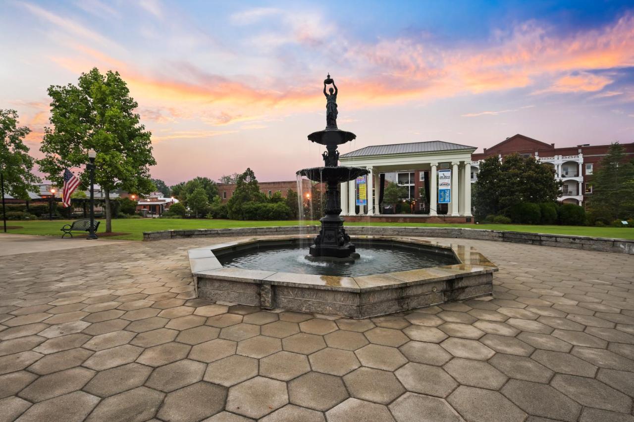 The James Madison Inn Εξωτερικό φωτογραφία