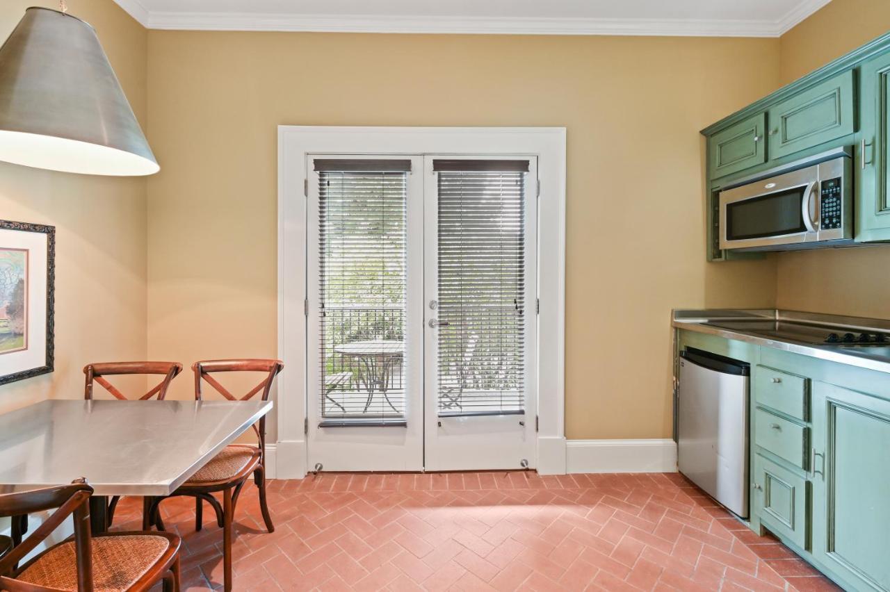 The James Madison Inn Εξωτερικό φωτογραφία